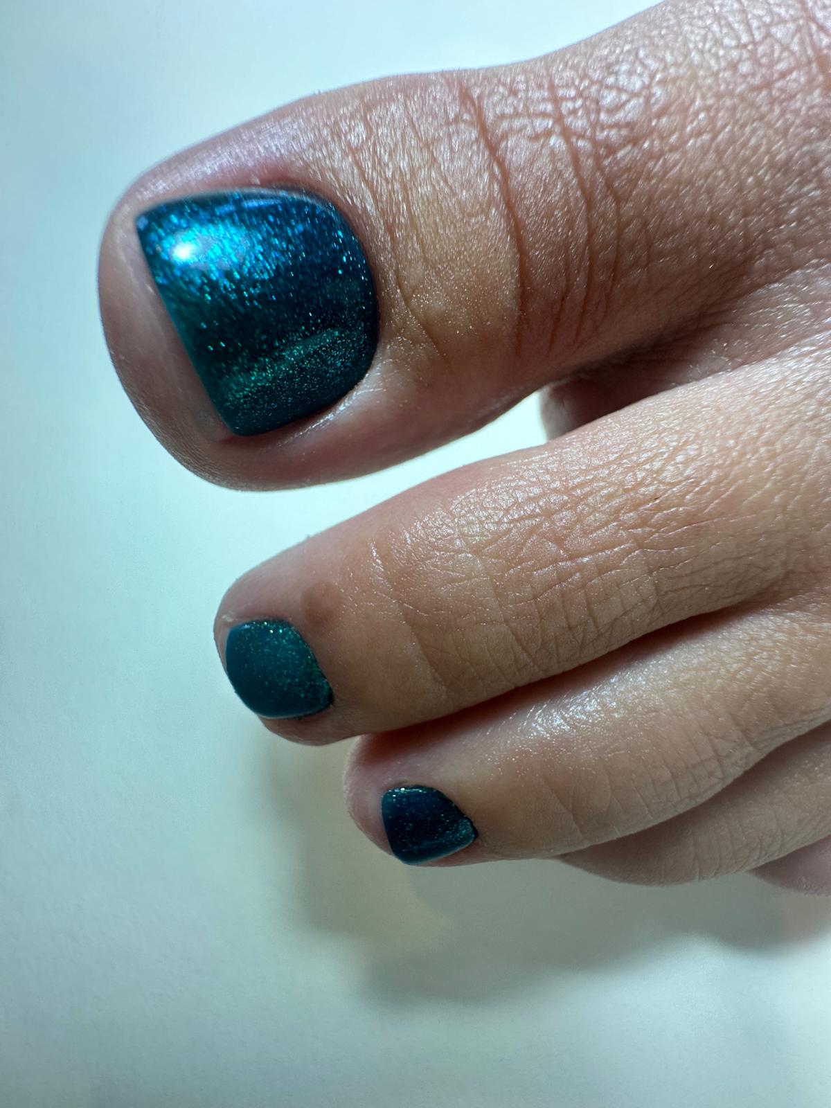 Nageldesign: fussnageldesign blau gruener glitzerlack aus Kategorie fuße