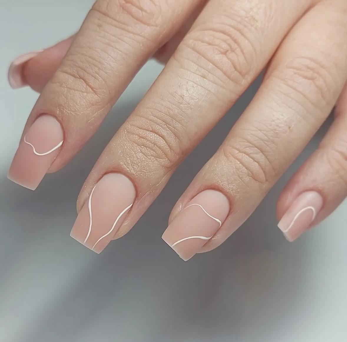 Nageldesign: matt nude weisse linien minimalistisch aus Kategorie hochzeit