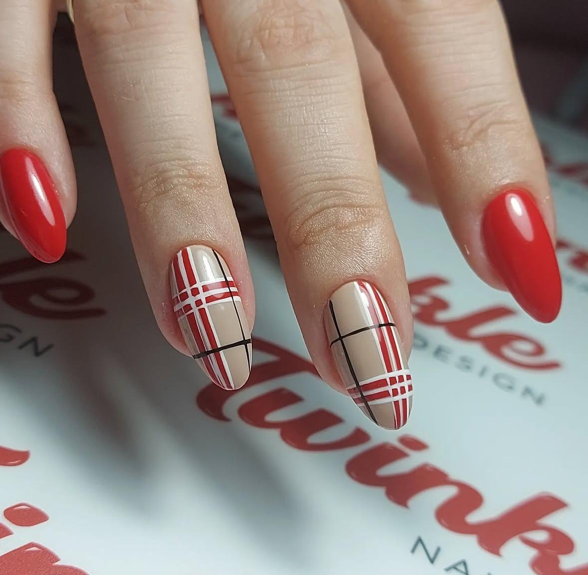 Nageldesign: burberry karomuster rot beige schwarz nageldesign aus Kategorie karneval