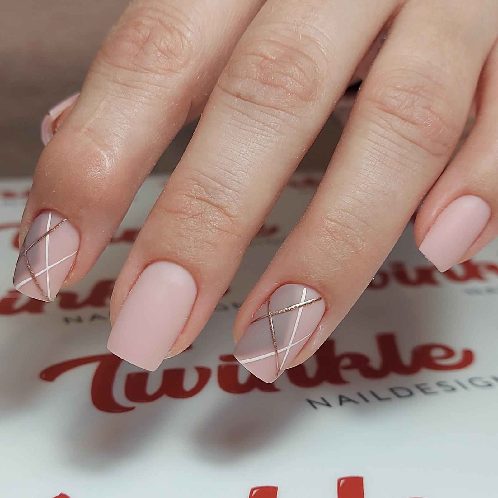 Nageldesign: elegantes nageldesign matt goldene linien nude aus Kategorie twinkle-desing