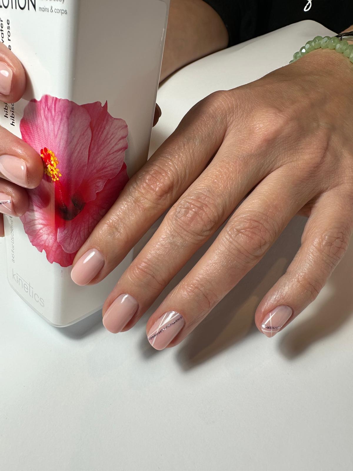 Nageldesign: elegantes rosa nageldesign mit silber linie aus Kategorie twinkle-desing