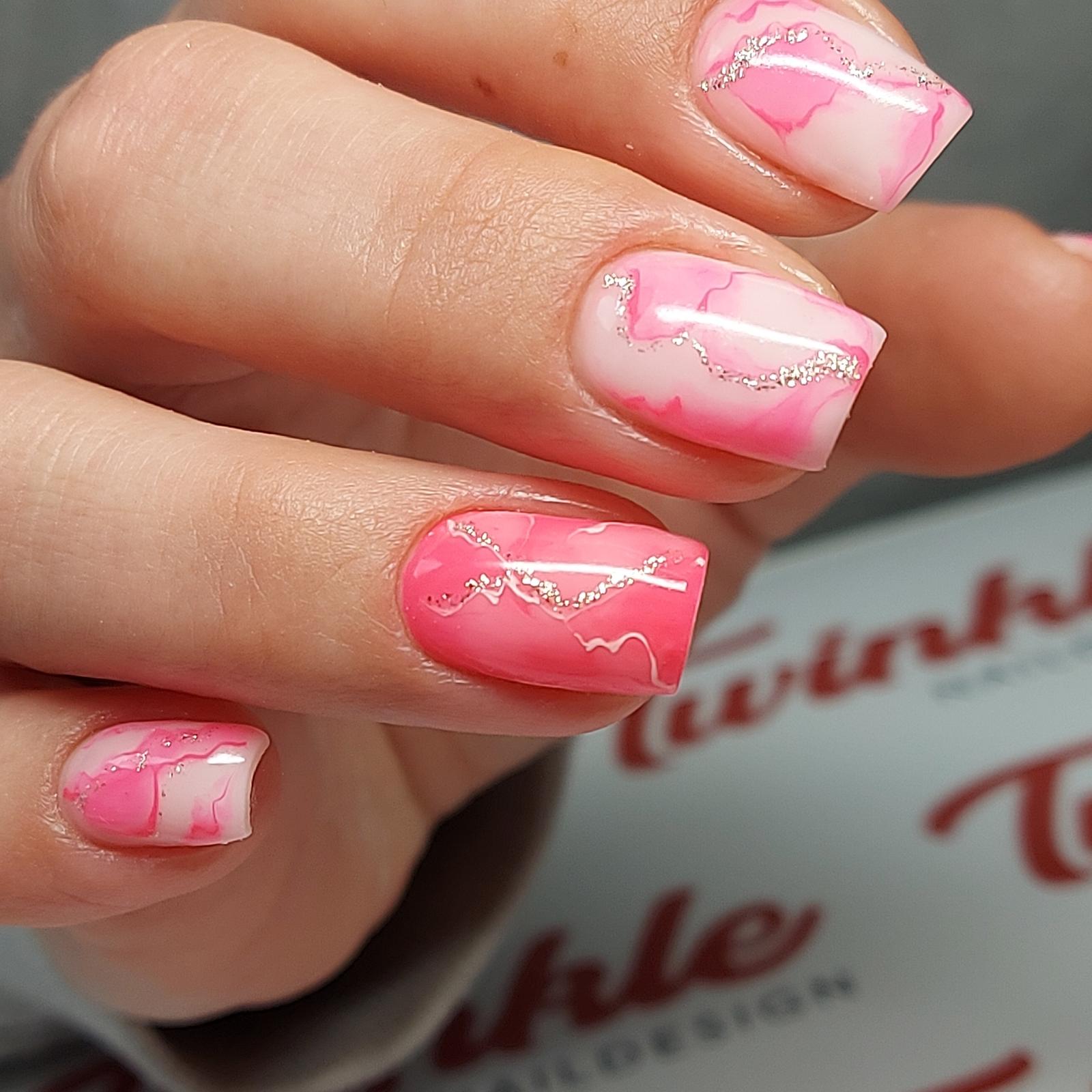 Nageldesign: nageldesign rosa marmor glitzer aus Kategorie twinkle-desing