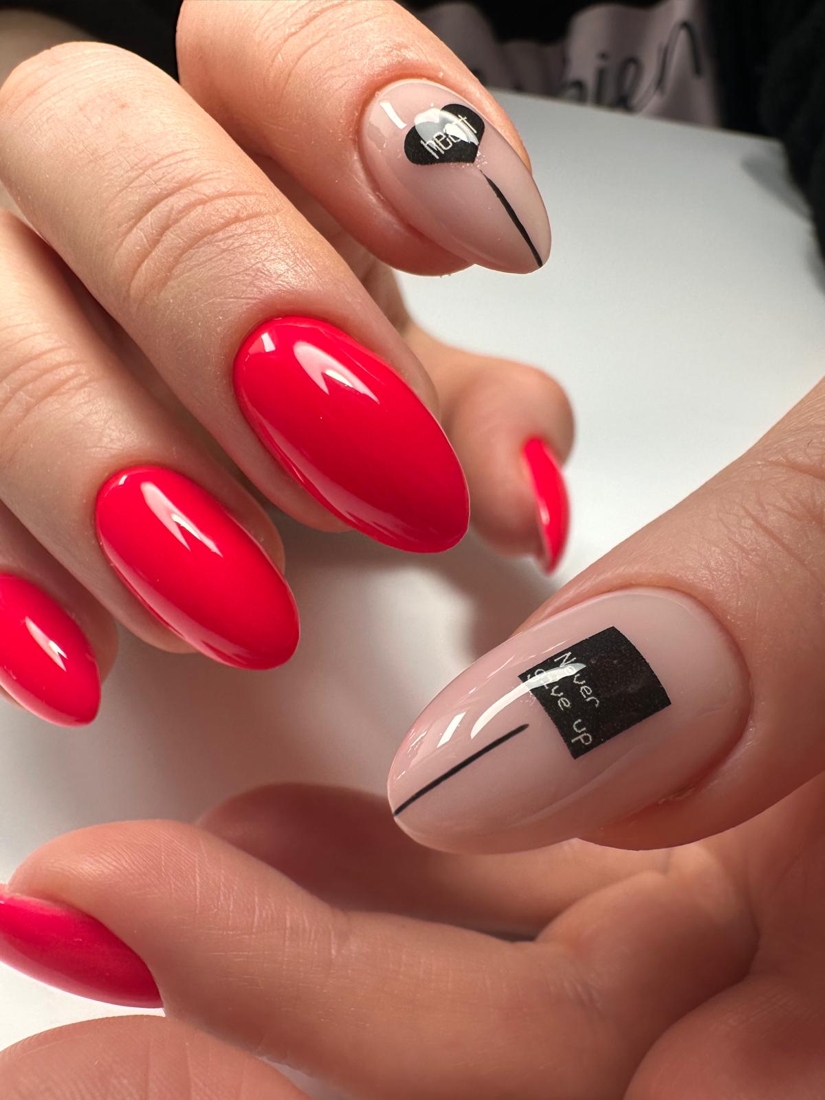 Nageldesign: nageldesign rot beige schrift never give up aus Kategorie twinkle-desing