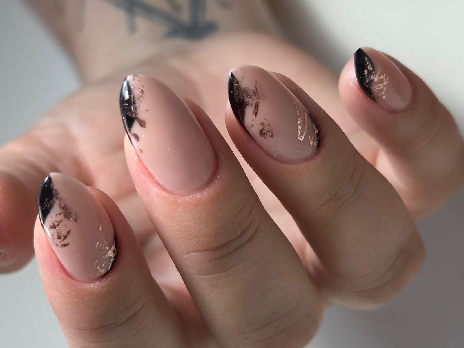 Nageldesign: nude black gold foil french nageldesign aus Kategorie twinkle-desing