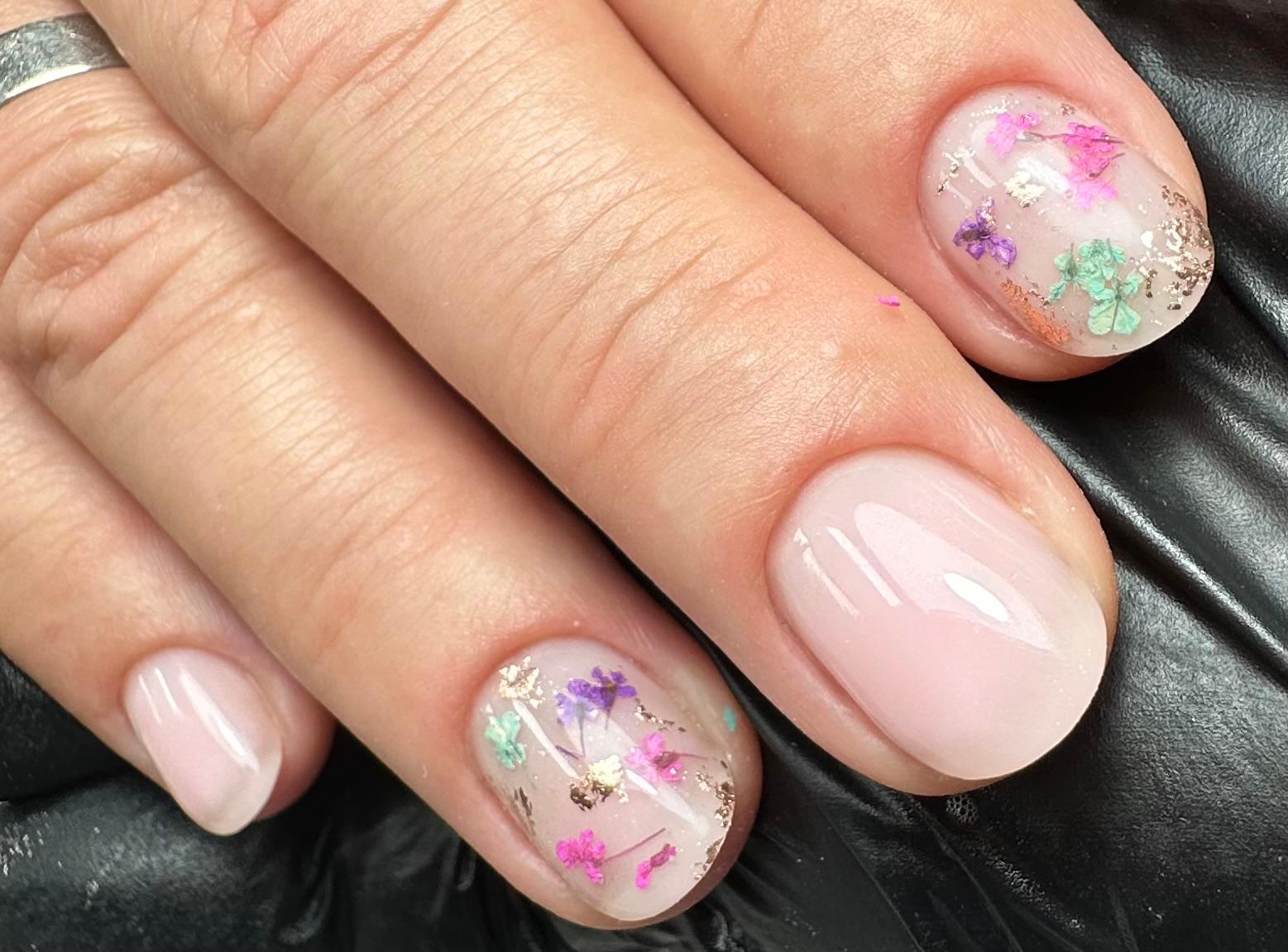Nageldesign: zarte nagel design mit blumen und gold aus Kategorie twinkle-desing
