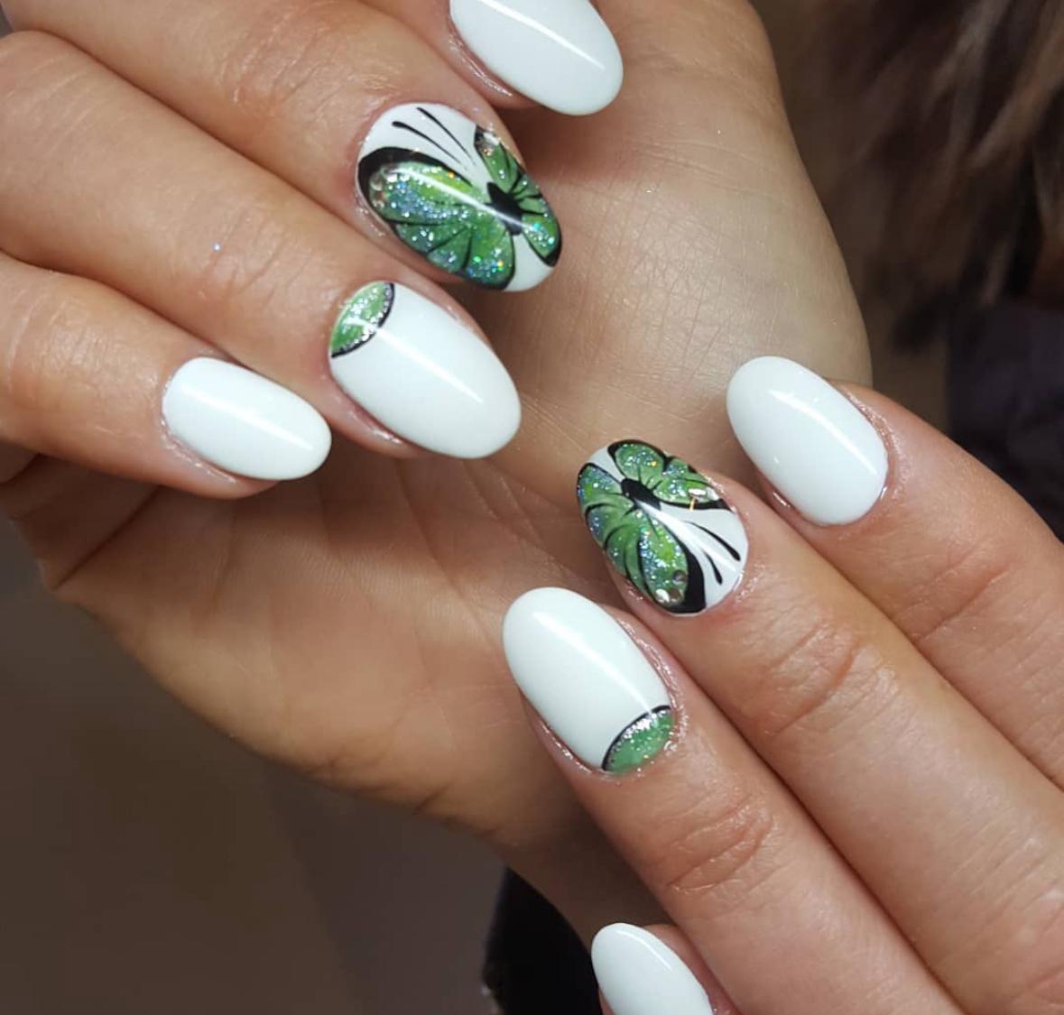 Nageldesign: weiss gruener schmetterling glitzer nailart aus Kategorie urlaub